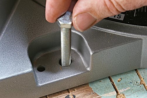 Kap och gersåg: Sätt fast kap och gersågaen på arbetsbordet Kap och gersåg: Sätt fast kap och gersågaen på arbetsbordet